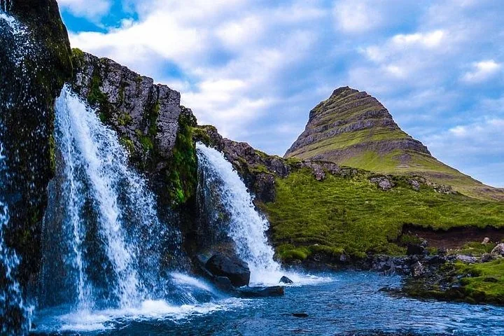 Kirkjufellsfoss waterfall and Kirkjufell mountain in Iceland